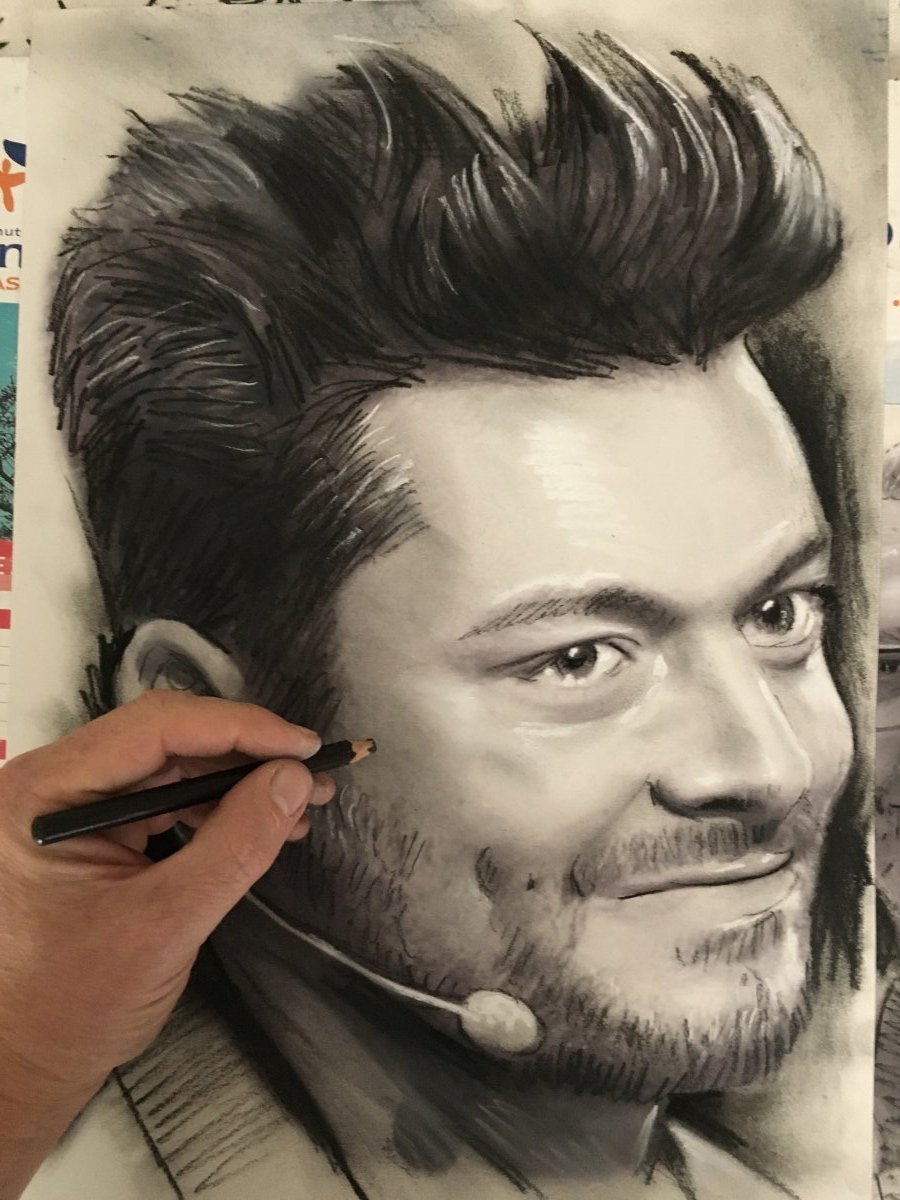 caricature portrait du comique kev adams artiste celebre dessin au fusain