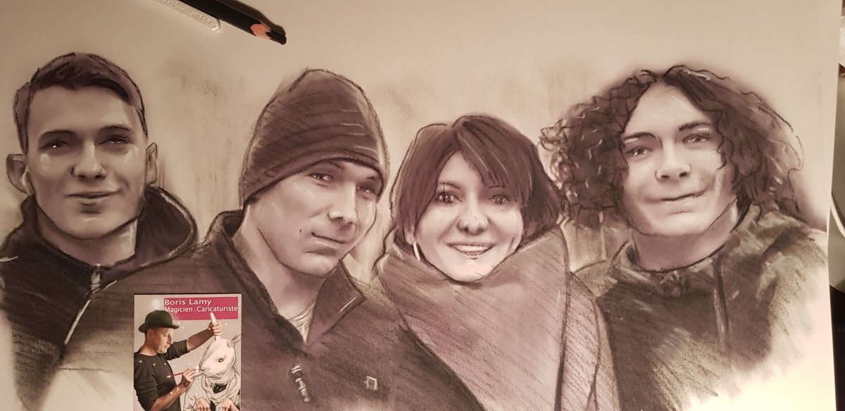 portrait de groupe dessin au fusain famille dessiné par un portraitiste magicien caricaturiste professionnel sur toulouse et bordeaux sur toute la france