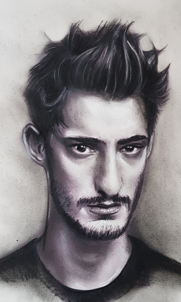 portrait dessin au fusain de l acteur celebre pierre niney par boris Lamy