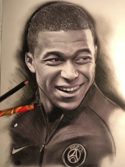 portrait de mbappe football francais dessin pastel fusain par Boris Lamy portraitiste